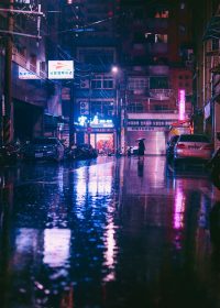 韩漫示例作品封面，都市爱情题材，男女主角在城市夜景背景下的竖版封面图，色调温暖